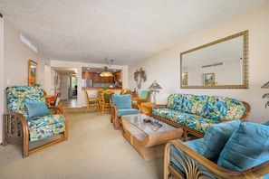 Apartment, Mehrere Betten (Kona By The Sea 312) | Wohnbereich