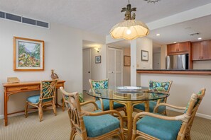 Leilighet, flere senger (Kona By The Sea 312) | Spiseområde