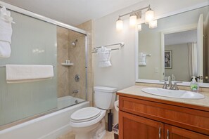 Apartment, Mehrere Betten (Kona By The Sea 312) | Badezimmer