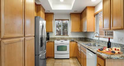 Walk to Dining, Mission + Pacific Beach, and Bars/nightlife Private Backyard