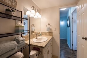 Lejlighed - 1 queensize-seng med sovesofa (Alii Villas#303 Fully Remodeled Top F) | Badeværelse