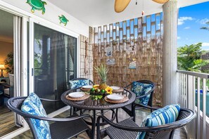 Outdoor dining - Alii Villas#303 Fully Remodeled Top Floor Unit! (Kailua-Kona)