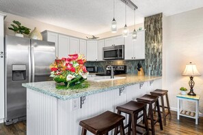 Condo, 1 Queen Bed with Sofa bed (Alii Villas#303 Fully Remodeled Top F) | Private kitchen - Alii Villas#303 Fully Remodeled Top Floor Unit (Kailua-Kona)