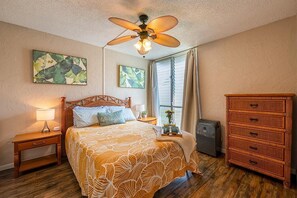 1 bedroom - Alii Villas#303 Fully Remodeled Top Floor Unit! (Kailua-Kona)