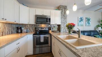 Condo, 1 Queen Bed with Sofa bed (Alii Villas#303 Fully Remodeled Top F) | Private kitchen