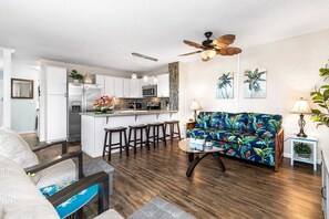 Kondominium, 1 Tempat Tidur Queen dengan tempat tidur Sofa (Alii Villas#303 Fully Remodeled Top F) | Area keluarga