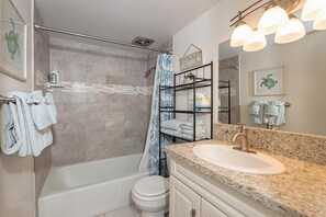 Kondominium, 1 Tempat Tidur Queen dengan tempat tidur Sofa (Alii Villas#303 Fully Remodeled Top F) | Kamar mandi