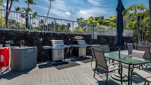 Outdoor dining - Alii Villas#303 Fully Remodeled Top Floor Unit! (Kailua-Kona)