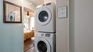 Condo, 1 Queen Bed with Sofa bed (Alii Villas#303 Fully Remodeled Top F) | Interior