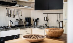 Kylskåp, ugn, spishäll och diskmaskin