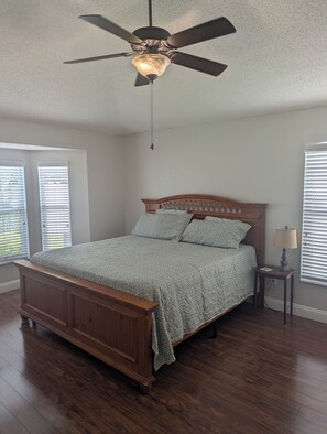 3 bedrooms, iron/ironing board, WiFi, bed sheets - The Garden House - 3BR /6 Guests (Lutz)