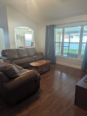 Smart TV - The Garden House - 3BR /6 Guests (Lutz)