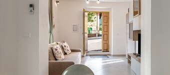 Holiday Home 'Malachite Suite' with Wi-Fi and Air Conditioning