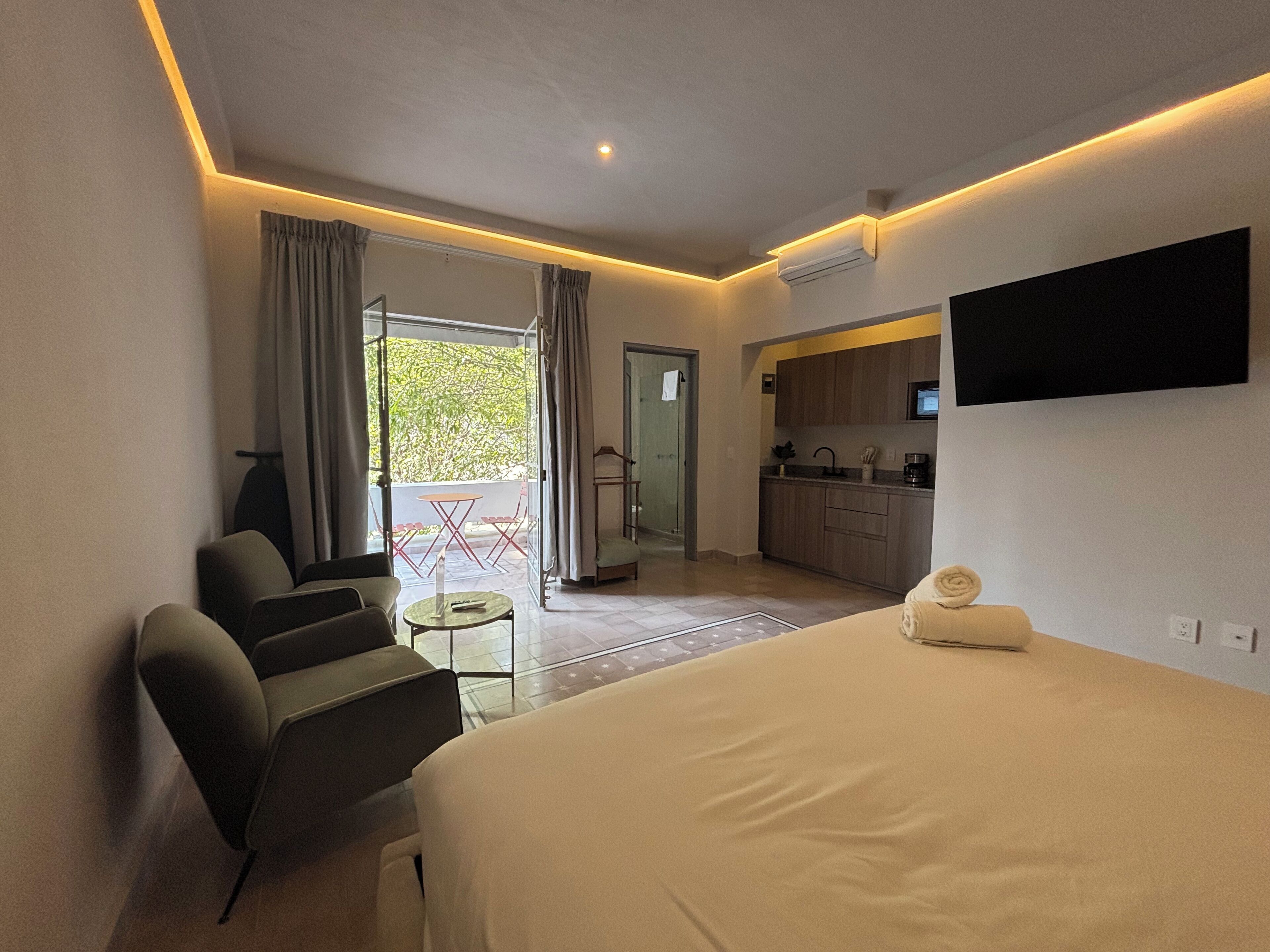 Standard Studio, Balcony