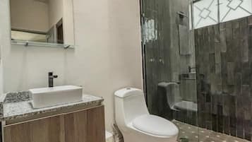 Een douche, handdoeken, zeep, shampoo