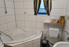 Secadora de cabello, toallas, jabón, papel de baño