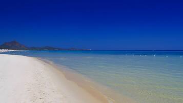 Una spiaggia nelle vicinanze