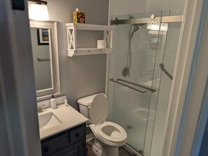 Shower, jetted bath, hair dryer, towels - Cozy 2-bedroom, 2-bathroom house near the main entrance. (Holiday Island)