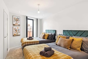 Iron/ironing board, travel cot, WiFi, bed sheets - 2BR apartment w/ patio near Underground (Greater London)