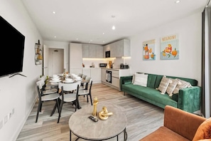 TV - 2BR apartment w/ patio near Underground (Greater London)