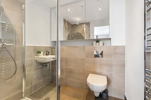 Shower, hair dryer, shampoo - 2BR apartment w/ patio near Underground (Greater London)