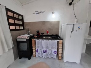 Geladeira, talheres/pratos/utensílios de cozinha