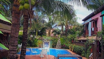 Chalet básico | Piscina | Una piscina al aire libre (de 08:00 a 11:00), sombrillas, tumbonas