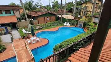 Basic Chalet | Kolam renang | Kolam renang terbuka, dibuka dari pukul 8:00 hingga 11:00, payung kolam