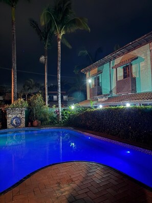 Outdoor pool, open 8:00 AM to 11:00 AM, pool umbrellas, sun loungers - Lua Chalés (São Sebastião)