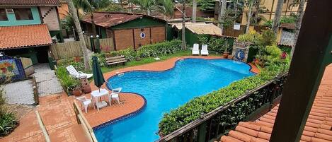 Chalet básico | Piscina | Una piscina al aire libre (de 08:00 a 11:00), sombrillas, tumbonas