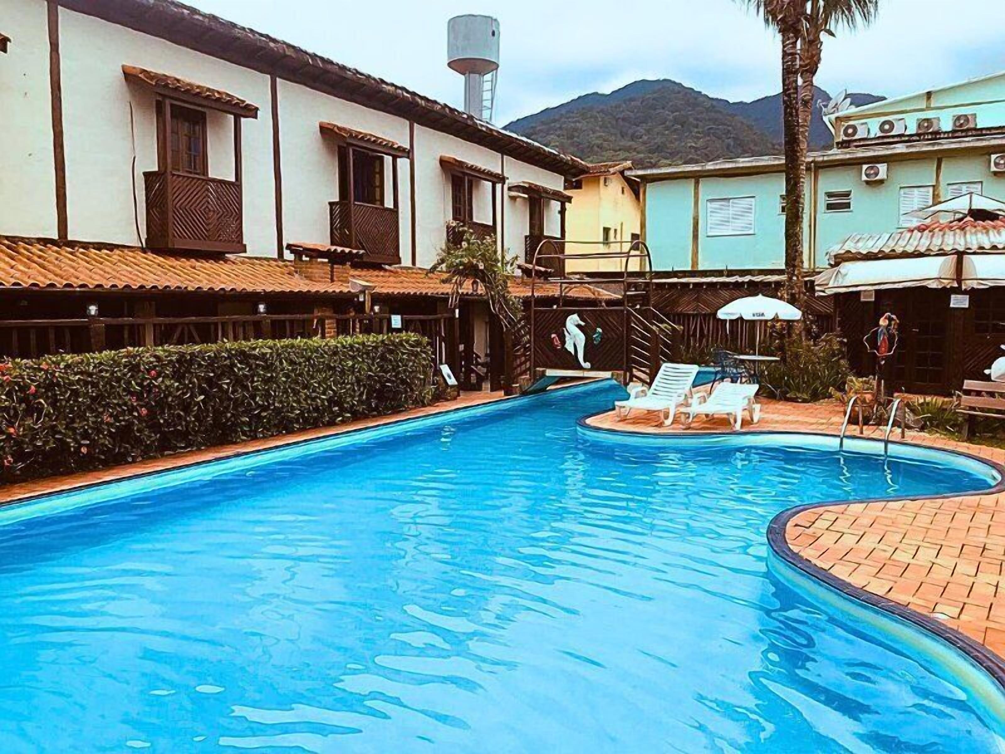 舒适复式 | 泳池 | 室外游泳池，08:00 至 11:00 开放，池畔遮阳伞，日光浴躺椅