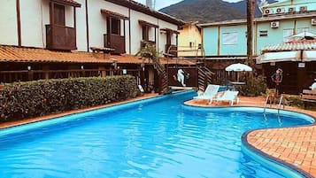 Comfort maisonnette | Zwembad | Een buitenzwembad, parasols voor strand/zwembad