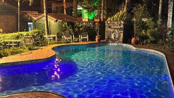 Chalé conforto | Piscina | Piscina externa, funciona das 8h às 11h, guarda-sóis, espreguiçadeiras