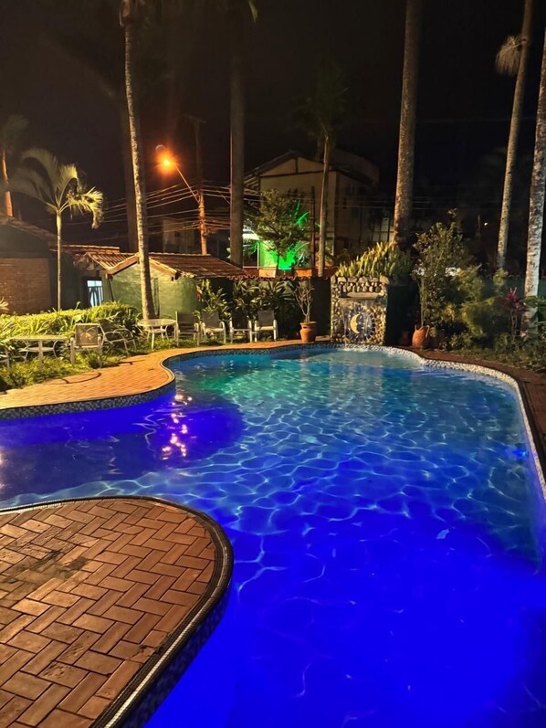 Comfort Chalet | Pool | Outdoor pool, open 8:00 AM to 11:00 AM, pool umbrellas, sun loungers - Lua Chalés (São Sebastião)