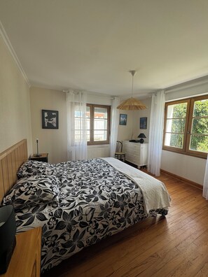 2 quartos, ferros/tábuas de passar roupa, Wi-Fi, roupa de cama