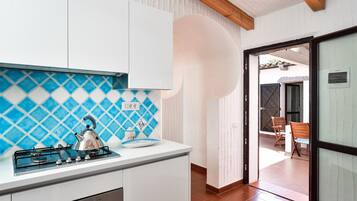 Frigorifero, forno, piano cottura, lavastoviglie