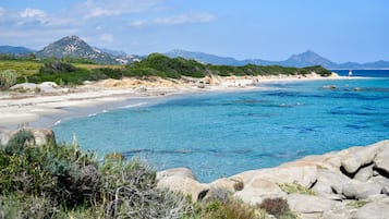 På stranden