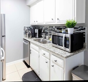 Kühlschrank, Mikrowelle, Herdplatte, Geschirrspüler