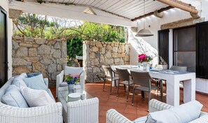 تناول الطعام بالخارج