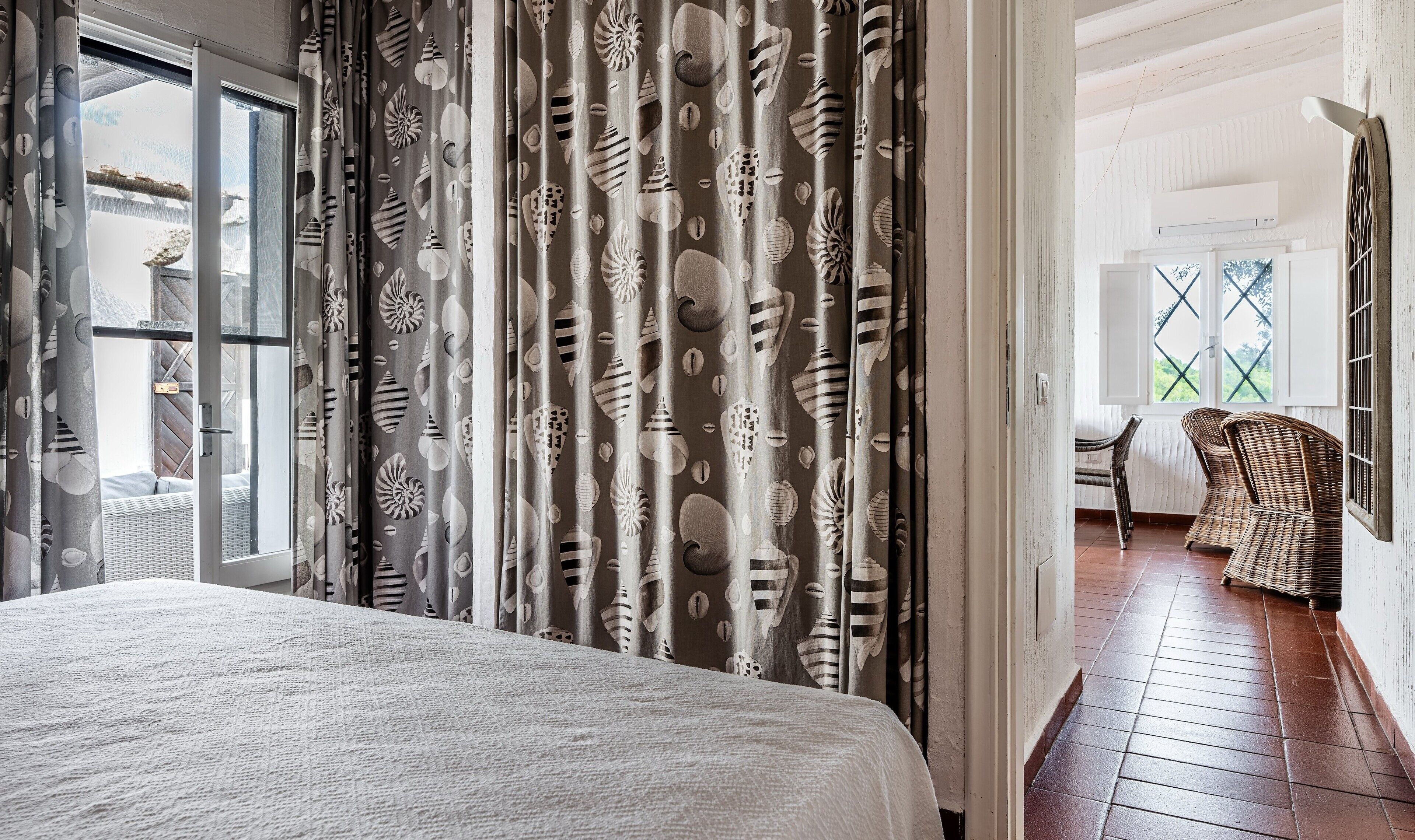 4 bedrooms, bed sheets