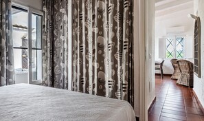 4 عدّة غرف نوم وملاءات أسرّة