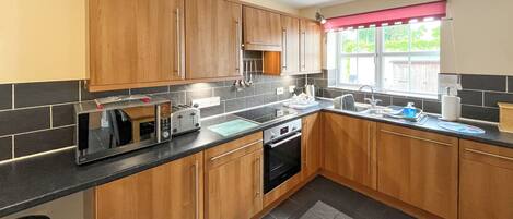 Lava-louças, cadeirão de bebê