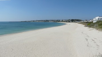 Plage, chaises longues