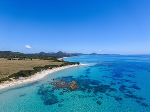 På stranden