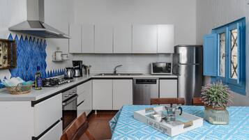 Frigorifero, forno, piano cottura, lavastoviglie