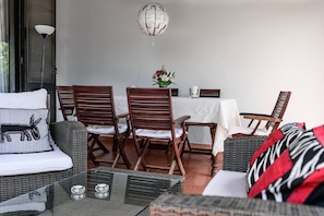 Un comedor con una mesa, sillas y una lámpara decorativa.