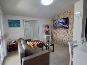 Apartment (Apartment Biserka) | Living room | 32-inch flat-screen TV with cable channels