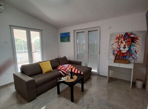 아파트 (Apartment Biserka) | 거실 | 케이블 채널 시청이 가능한 32인치 평면 TV