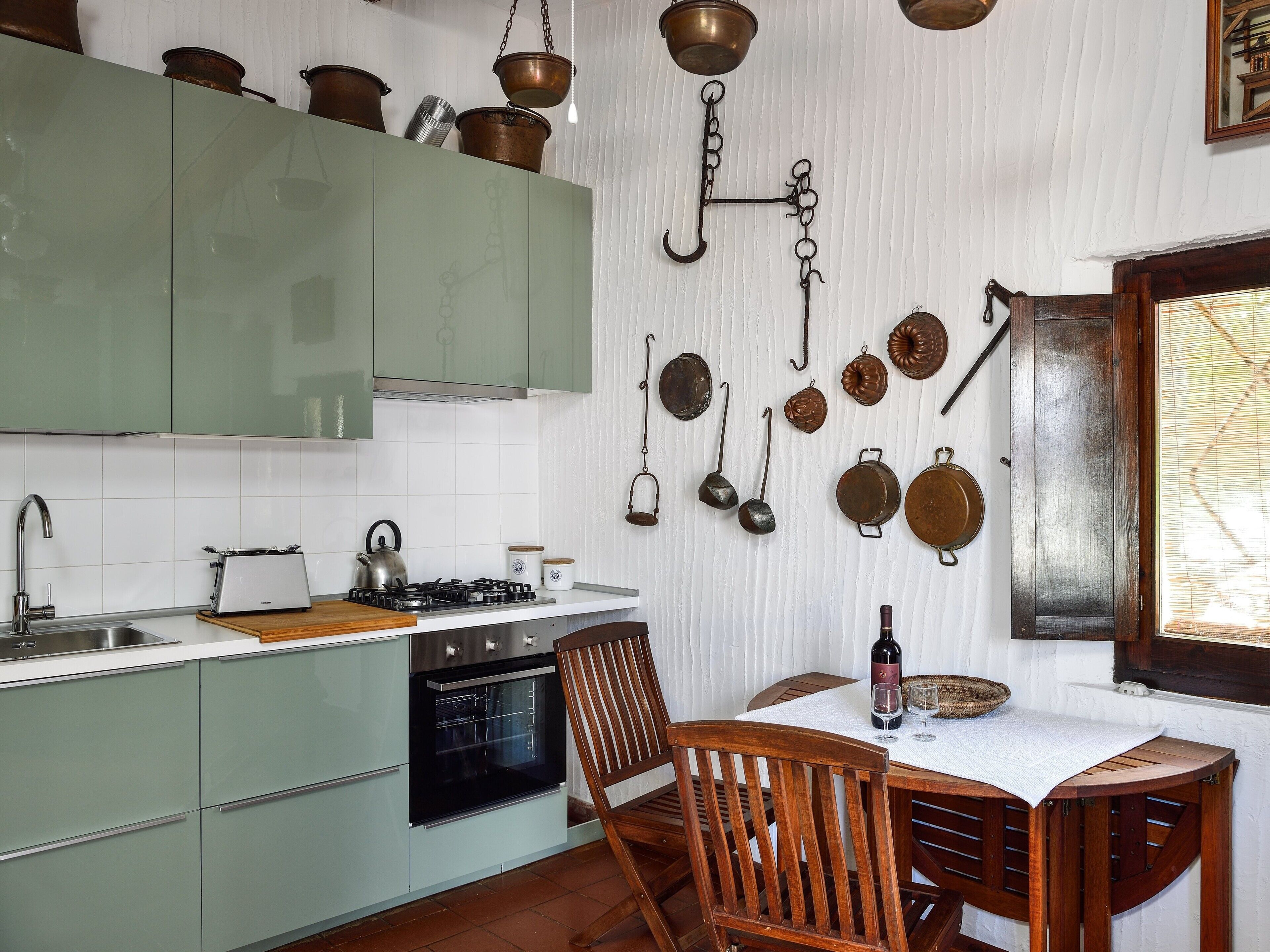 Frigorífico, horno, placa de cocina y lavavajillas