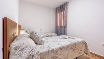 3 dormitorios, tabla de planchar con plancha, wifi gratis y ropa de cama